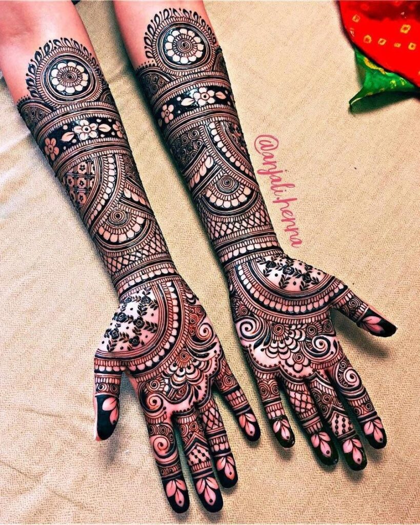 Karva Chauth 2024 Mehndi Design: करवा चौथ के लिए सेव कर लें ये लेटेस्ट और स्पेशल मेहंदी डिजाइन, लगाना भी है आसान