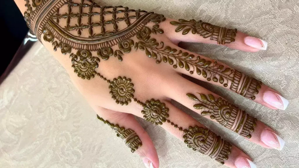 Karva Chauth 2024 Mehndi Design: करवा चौथ के लिए सेव कर लें ये लेटेस्ट और स्पेशल मेहंदी डिजाइन, लगाना भी है आसान